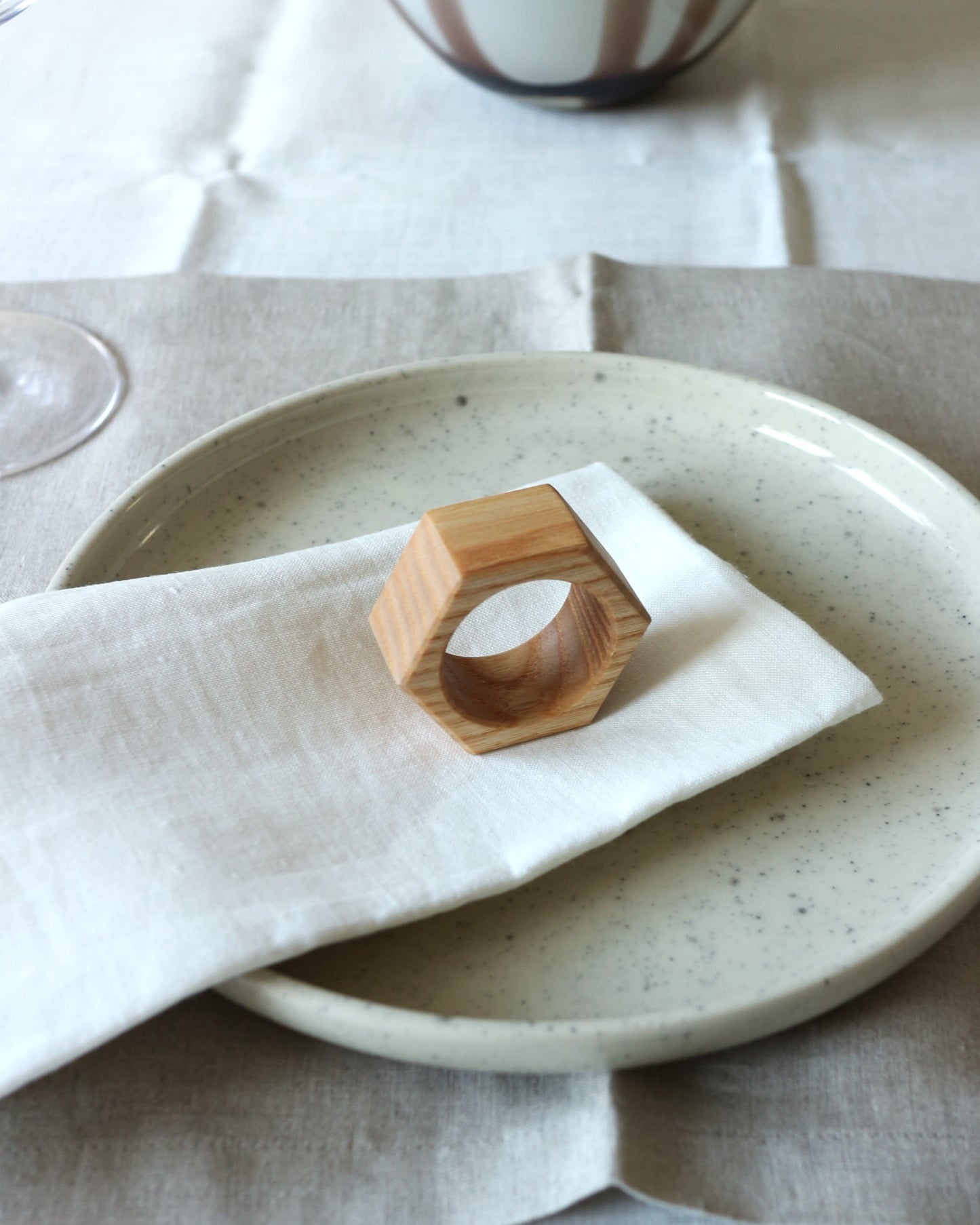 Serviettenringe aus Holz im Wabendesign, Esche natur