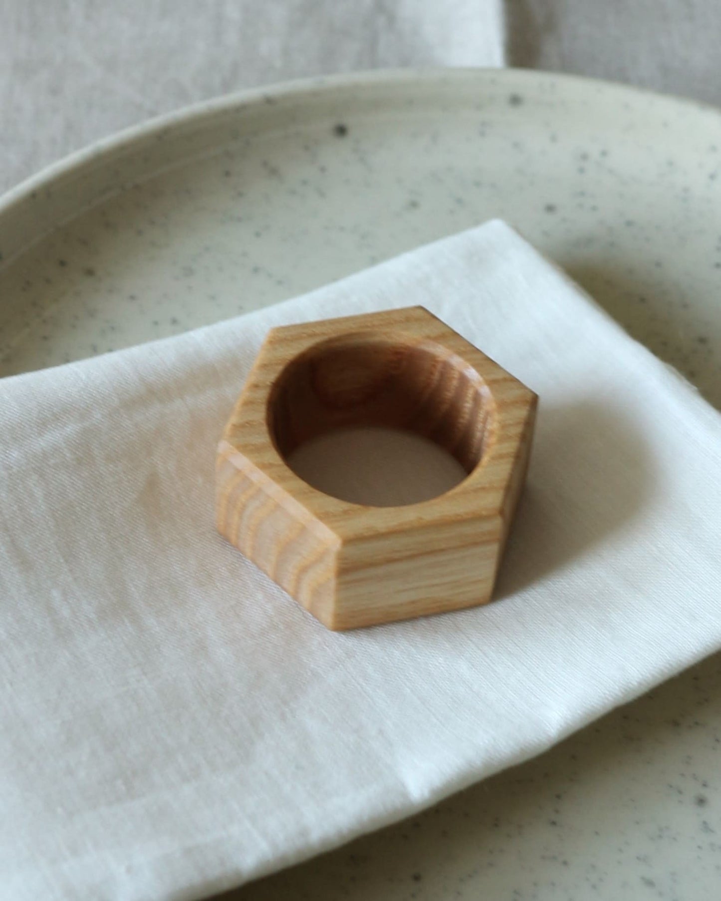 Serviettenringe aus Holz im Wabendesign, Esche natur