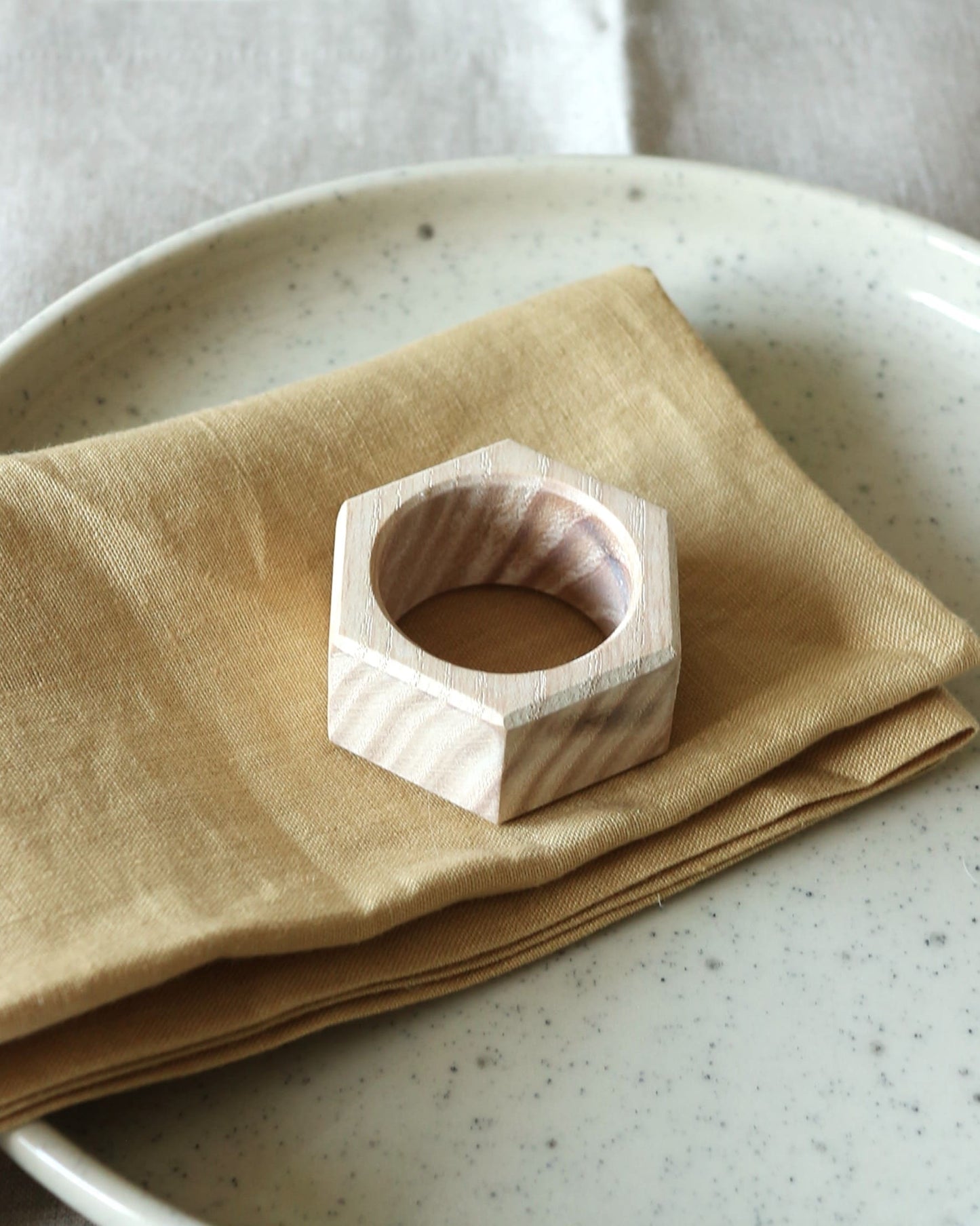 Serviettenringe aus Holz im Wabendesign, Esche weiß
