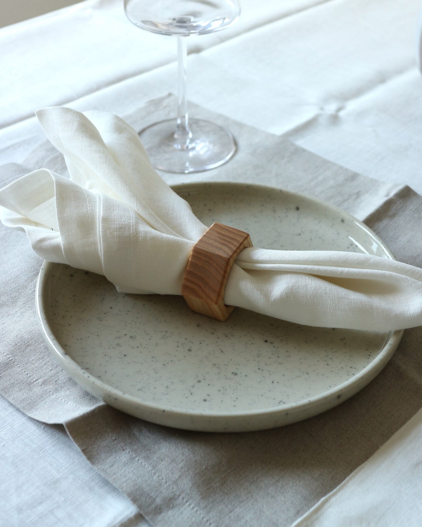 Serviettenringe aus Holz im Wabendesign, Esche natur