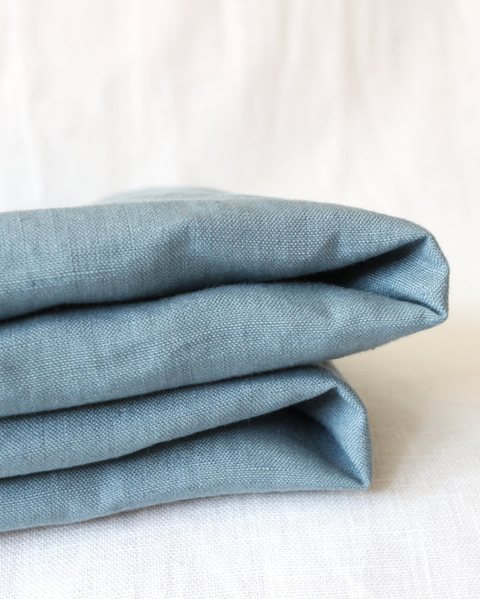 Bio-Leinenstoff als Meterware in Seeblau