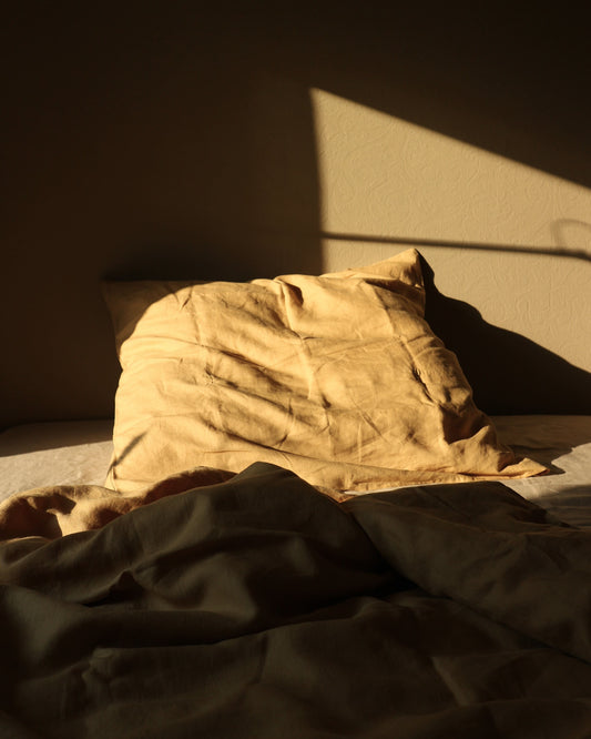 Bio-Leinenbettwäsche in Honiggelb bei Abendsonne