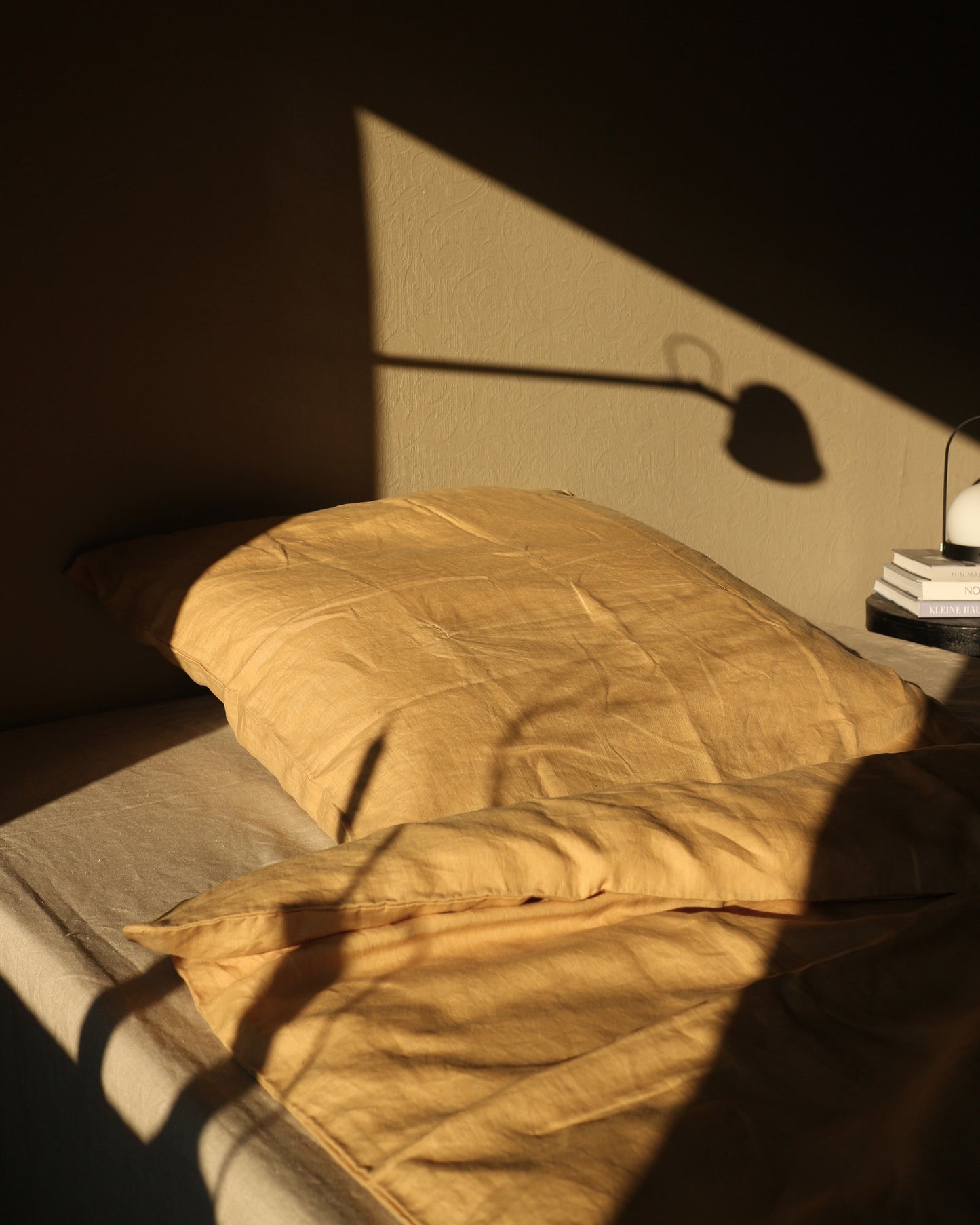 Bio-Leinenbettwäsche in Honiggelb im Schlafzimmer