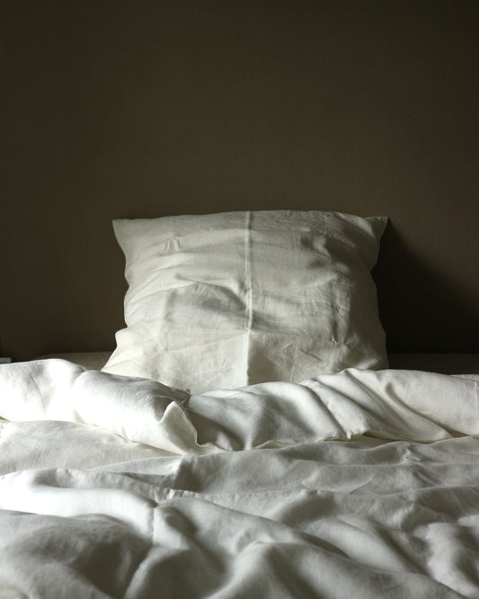 Bio-Leinenbettwäsche in Offwhite am Morgen