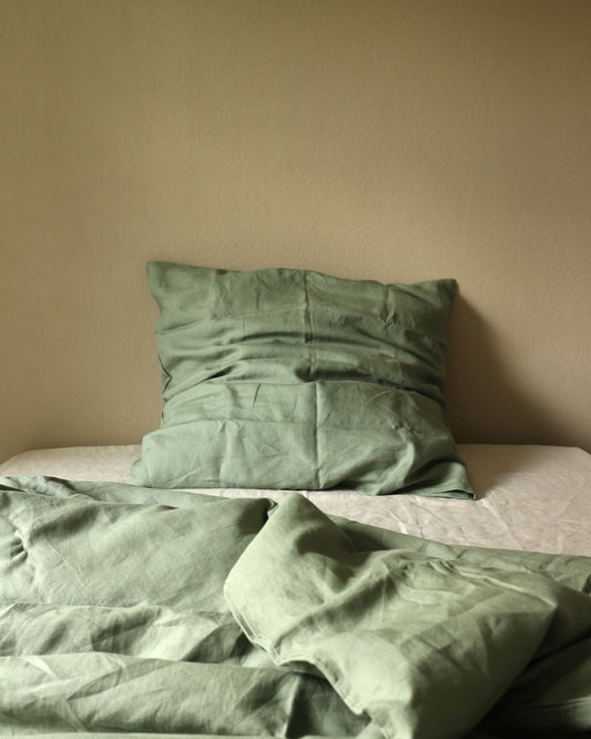 Bio-Leinenbettwäsche in Olivgrün nach dem Aufstehen