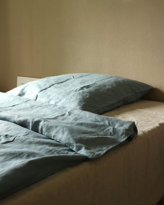 Bio-Leinenbettwäsche in Seeblau am Morgen