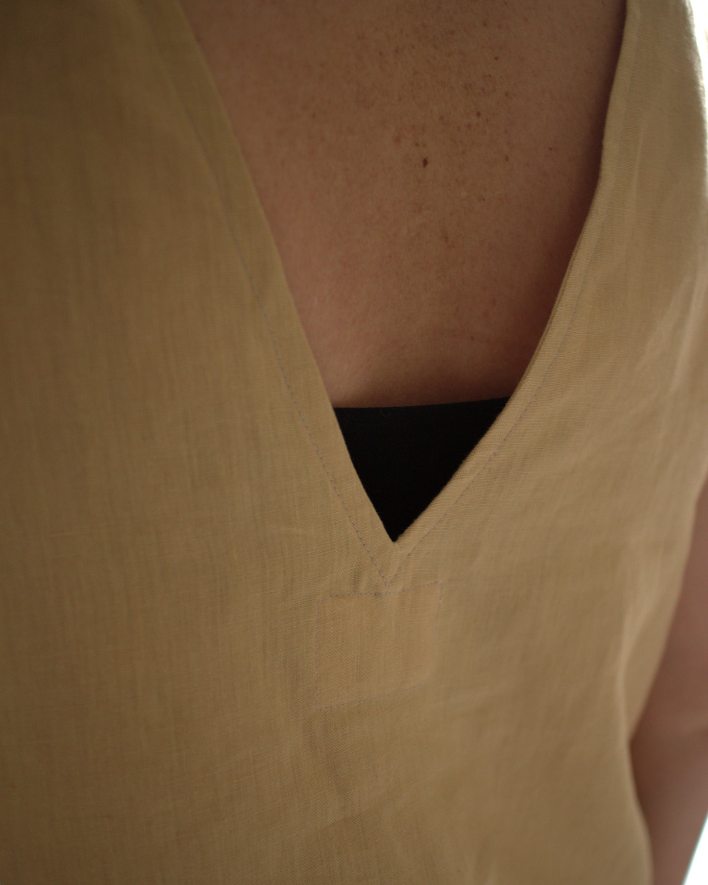 Leinenkleid mit breiten Trägern in Honiggelb aus Bio-Leinen