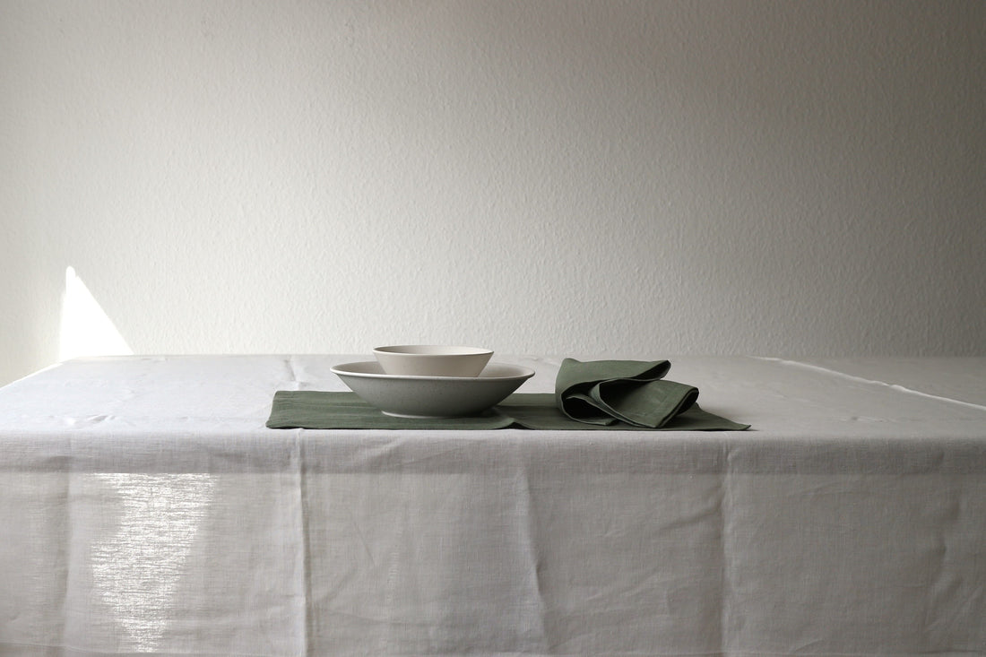 Eine minimalistisch gedeckter Tisch mit Tischwäsche aus Bio-Leinen