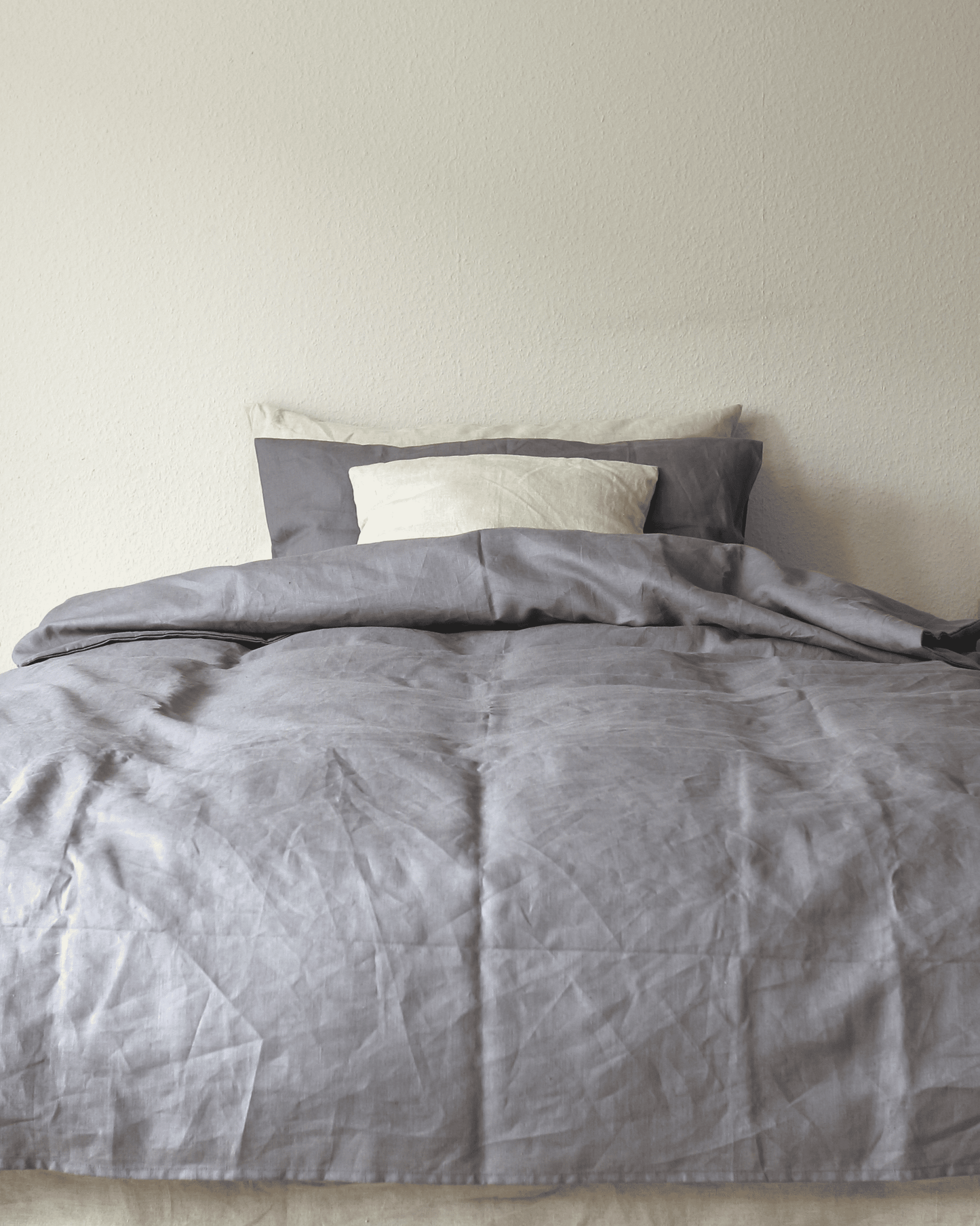 Nachhaltige Leinenbettwäsche in schieferfarbenem Dunkelgrau