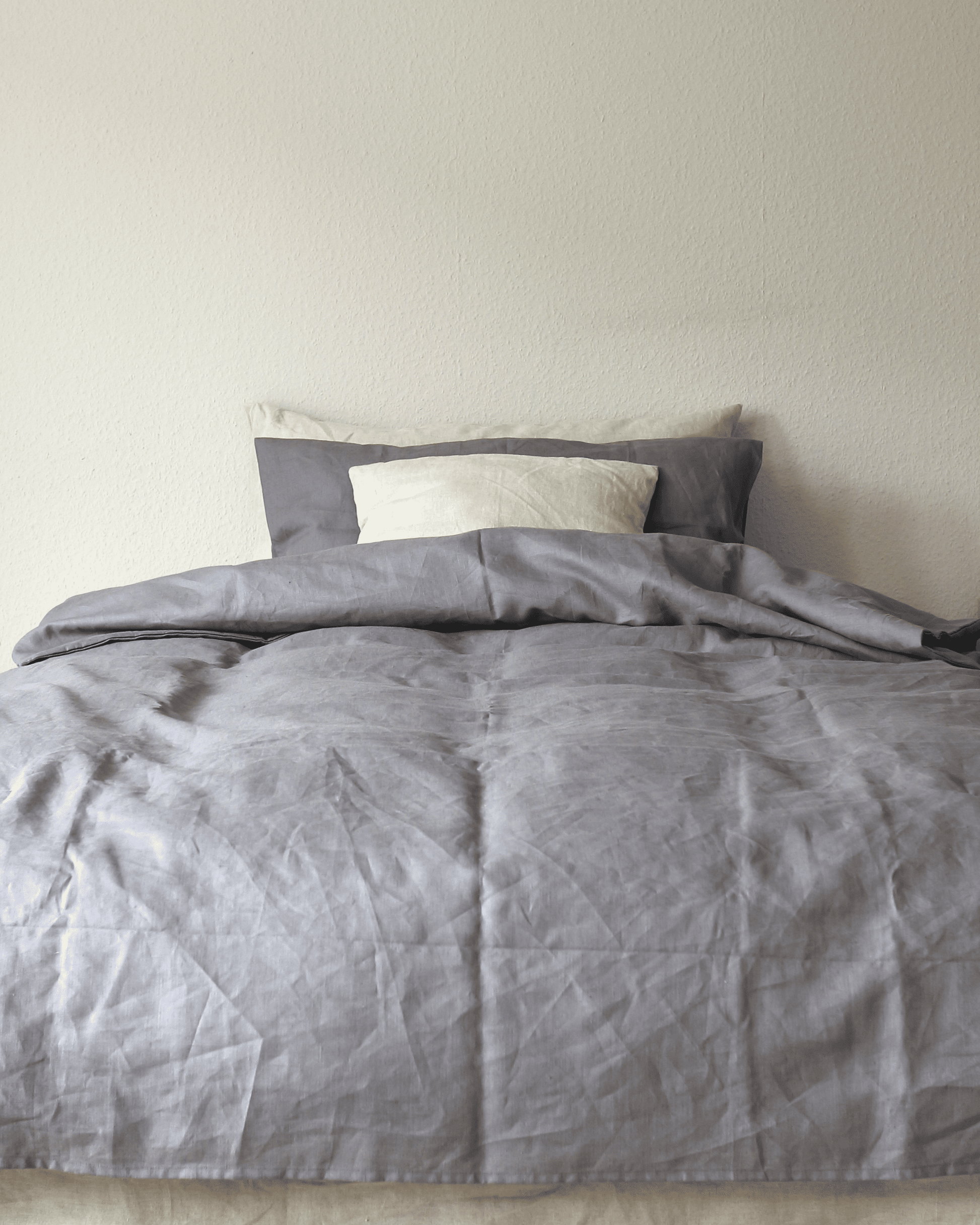 Nachhaltige Leinenbettwäsche in schieferfarbenem Dunkelgrau