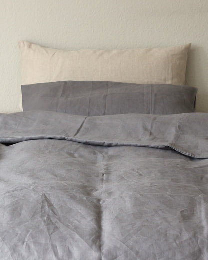 Dunkelgraue Bio-Leinenbettwäsche in Berlin gefertigt