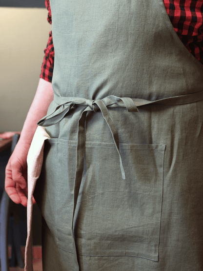 Kochschürze aus reinem Bio-Leinen in Olivgrün, unisex