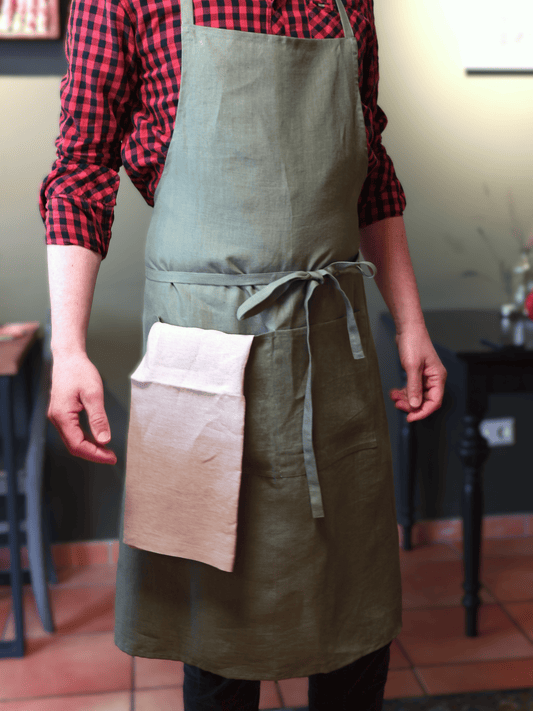 Kochschürze aus reinem Bio-Leinen in Olivgrün, unisex