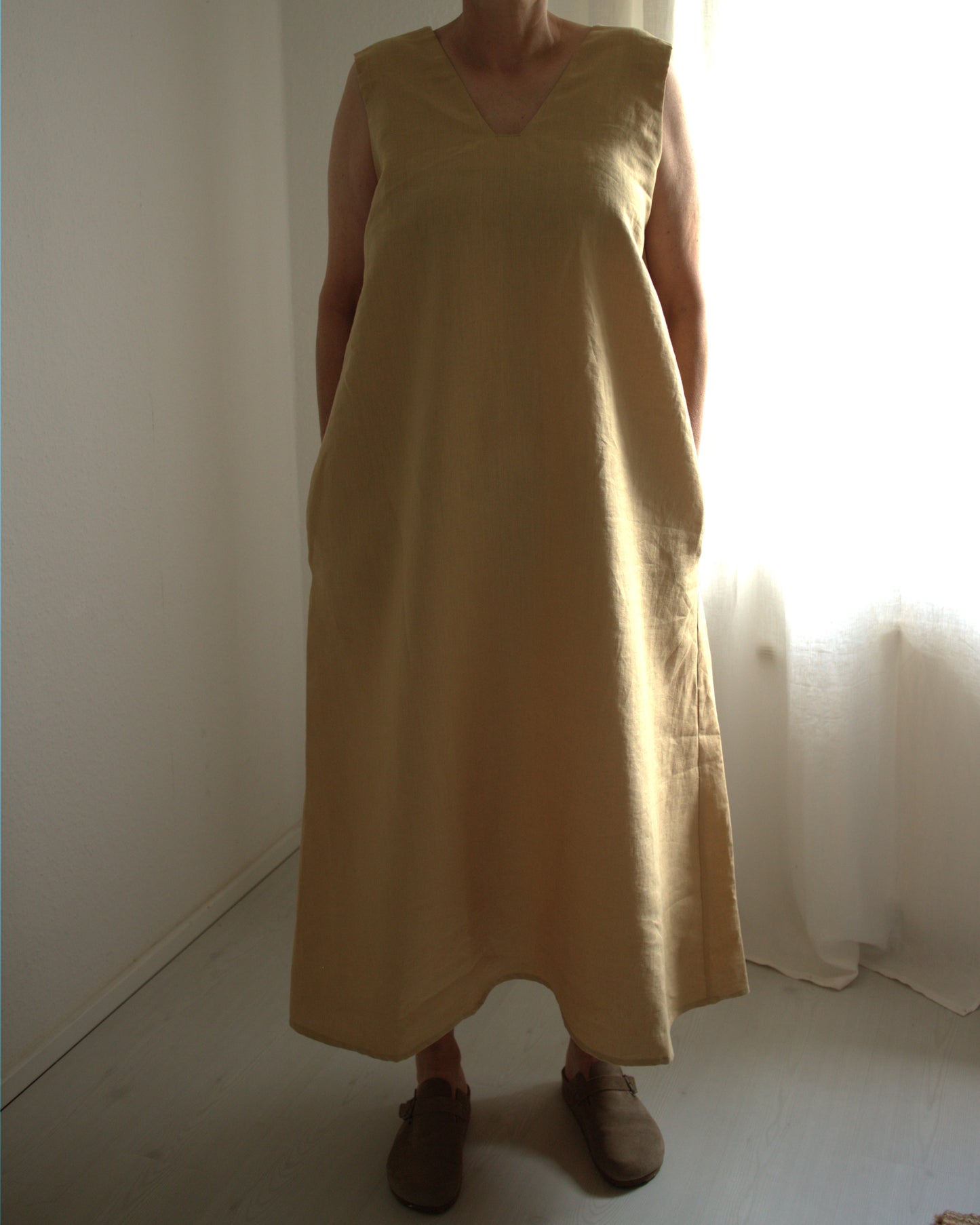 Leinenkleid mit breiten Trägern in Honiggelb aus Bio-Leinen
