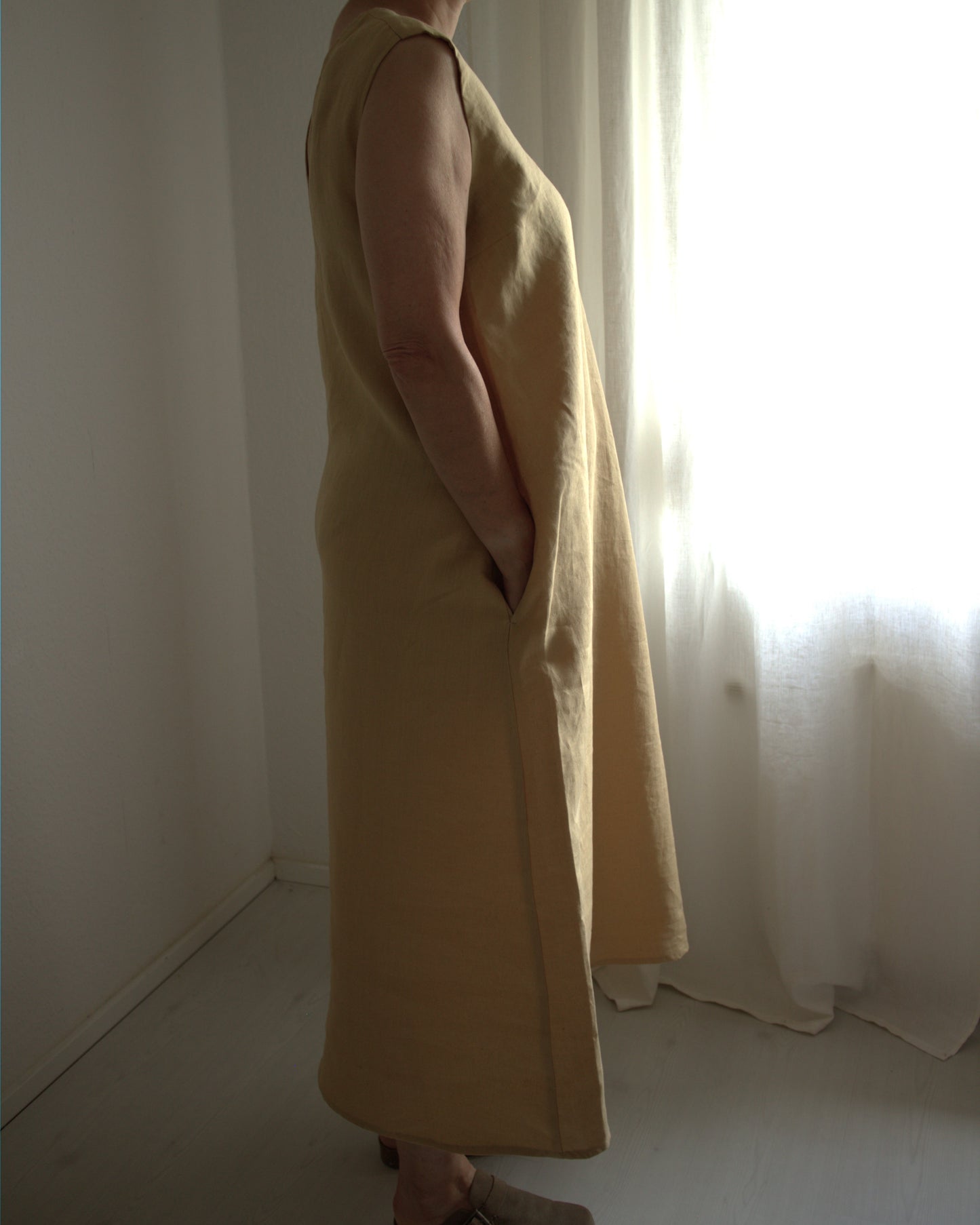 Leinenkleid mit breiten Trägern in Honiggelb aus Bio-Leinen