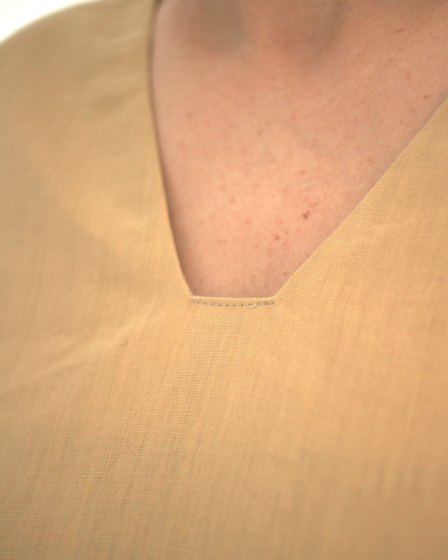 Leinenkleid mit breiten Trägern in Honiggelb aus Bio-Leinen