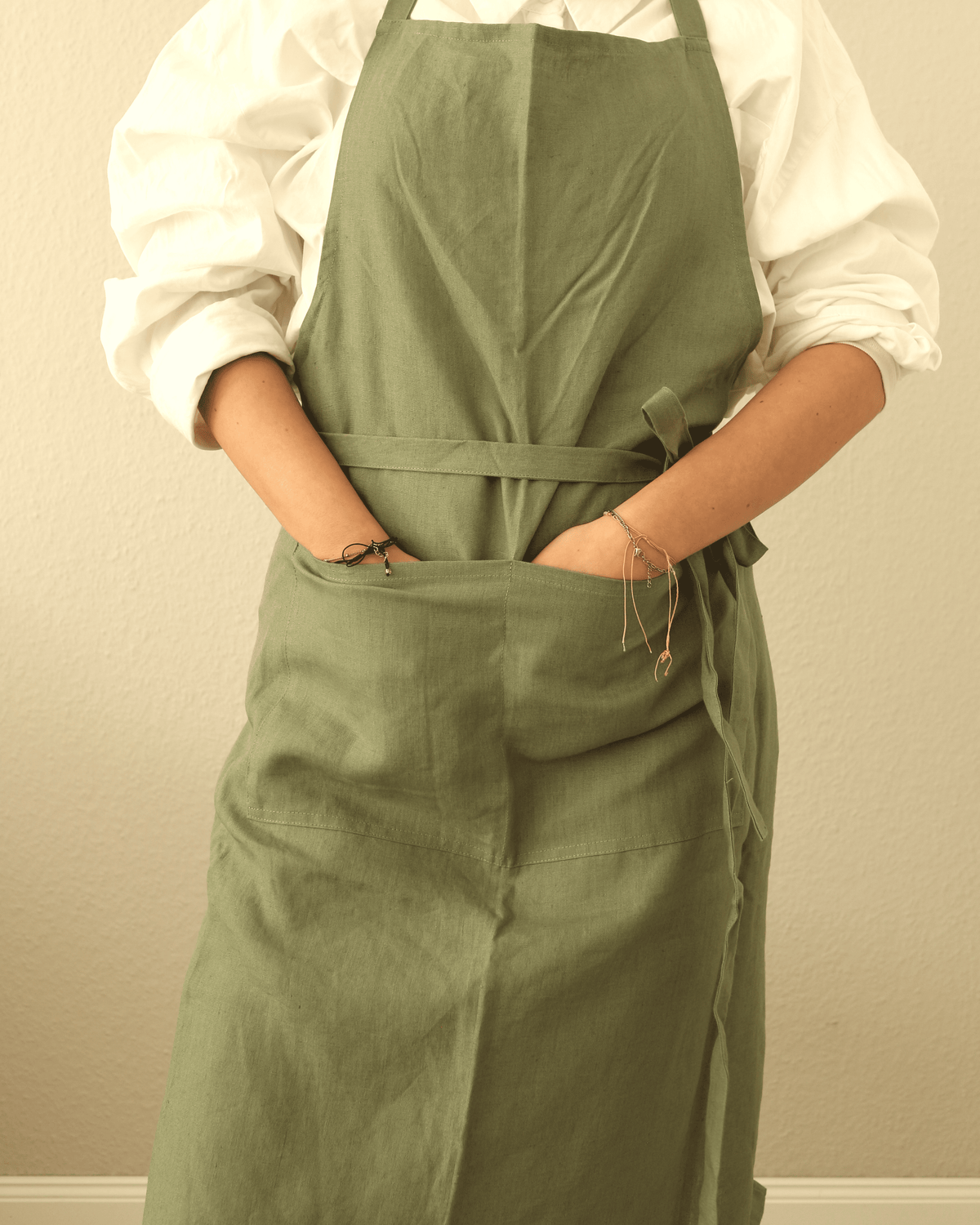 Leinenschürze aus reinem Bio-Leinen in Olivgrün. Made in Berlin – njulinen